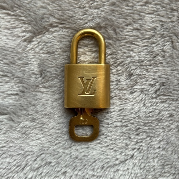 Louis Vuitton Lock & Key #321 - Picture 2 of 7